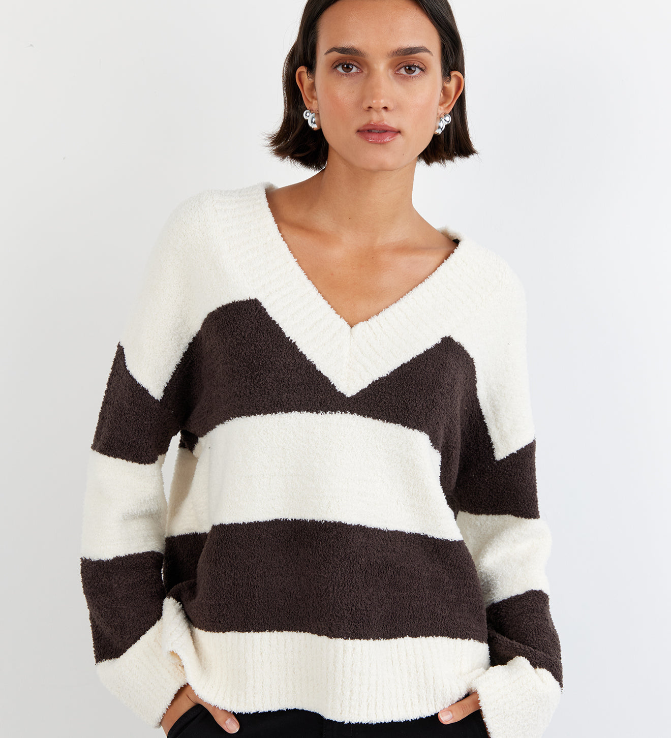 B2983-K24-304 - OVERSIZED V-NECK SWEATER
