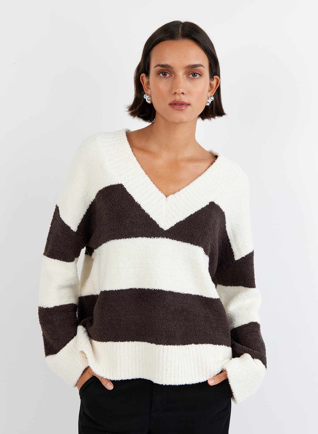 B2983-K24-304 - OVERSIZED V-NECK SWEATER