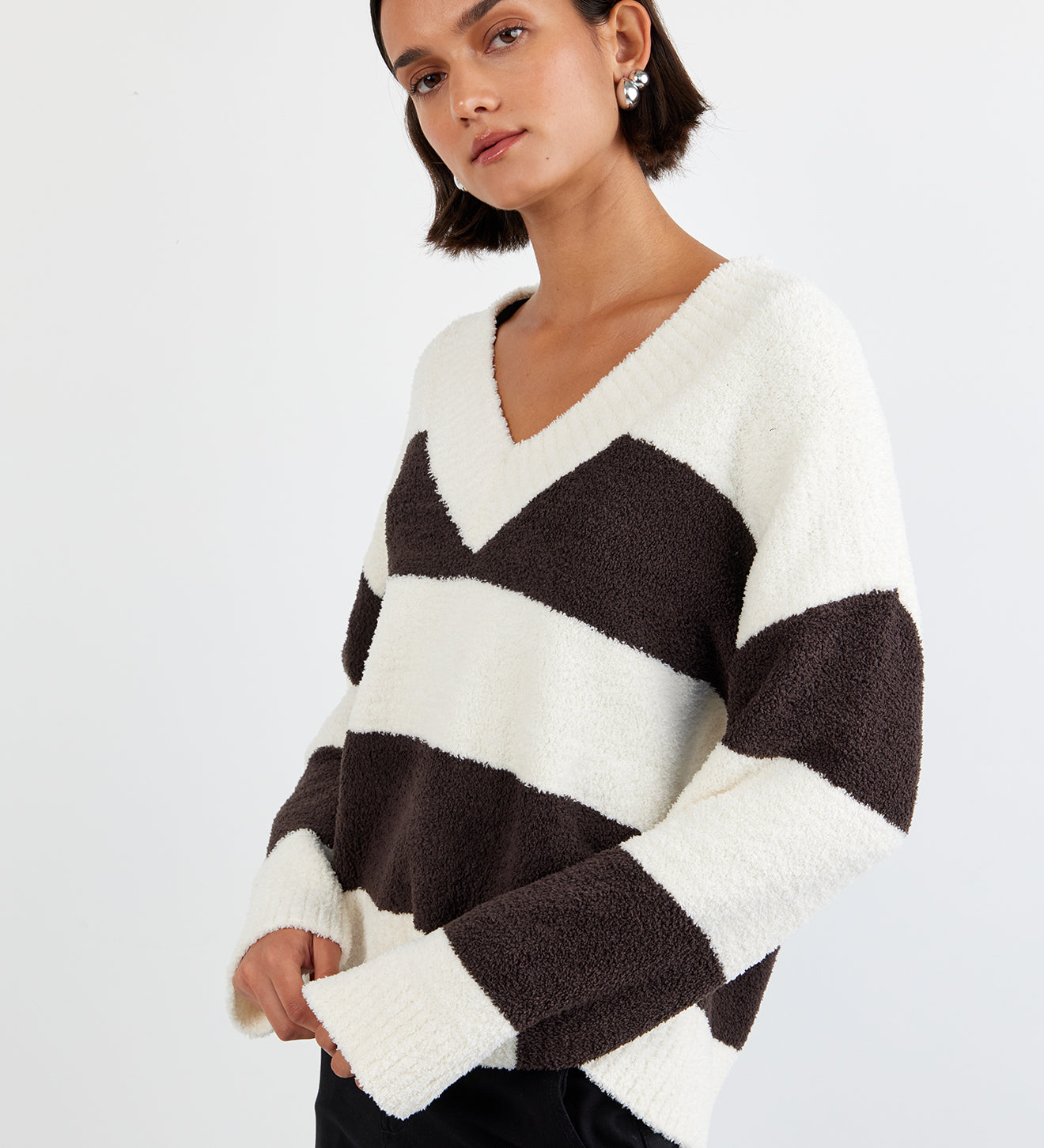 B2983-K24-304 - OVERSIZED V-NECK SWEATER