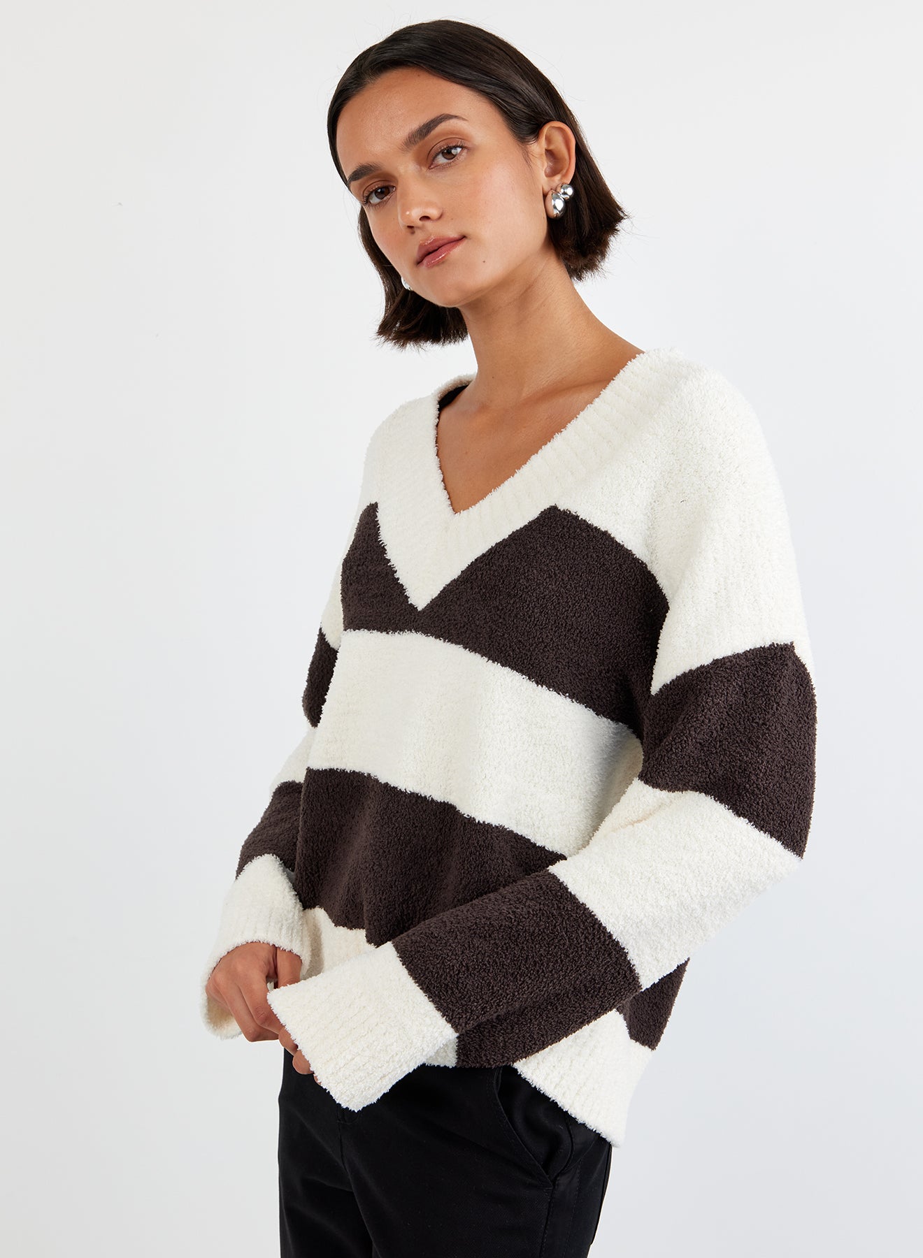 B2983-K24-304 - OVERSIZED V-NECK SWEATER