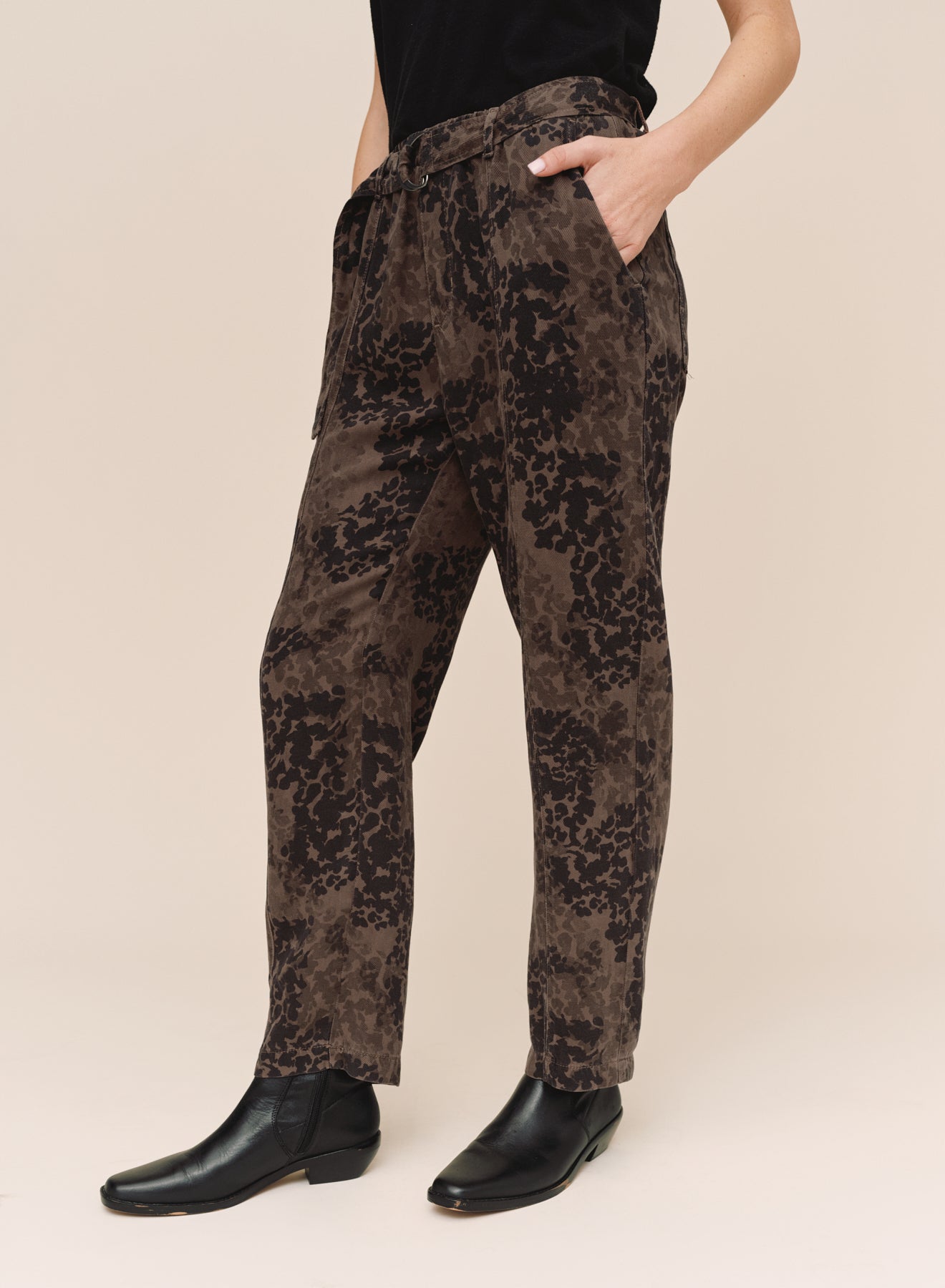 B3736-L90-302 - BELTED SEAM PANT