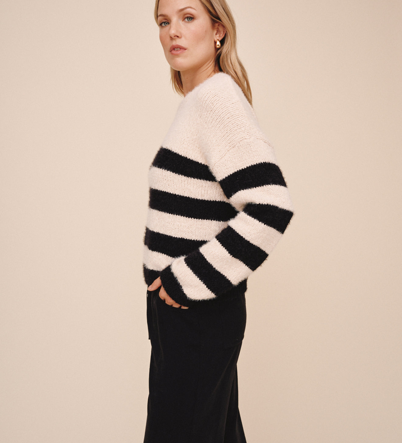 B2001-L40-300 - DROP SHOULDER SWEATER