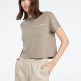 THE CROPPED SIGNATURE CHEST LOGO TEE in Soft Taupe